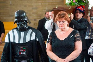 Дарт Вейдер возглавил похоронную процессию Дарт Вейдер возглавил похоронную процессию