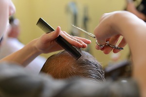 В Москве откроют парикмахерскую для бомжей В Москве откроют парикмахерскую для бомжей