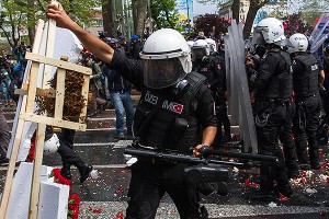Полиция разогнала газом митинг в Турции Полиция разогнала газом митинг в Турции