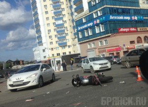 Возле ТЦ «Мельница» в Брянске столкнулись автомобиль и мотоцикл Фото: vk.com