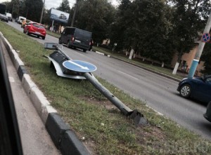 Дорожники заявили, что светофор в Брянске упал из-за… дождей Фото: vk.com