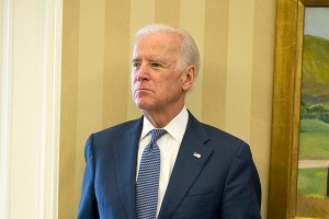 Фотограф с пистолетом пробрался к Байдену Фотограф с пистолетом пробрался к Байдену