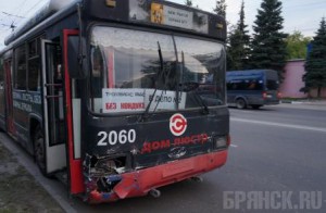 Пьяный водитель троллейбуса №10 снес ограждения и урну