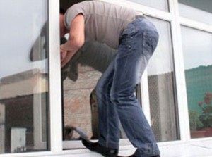 25-летний уголовник унес из чужого дома всю технику