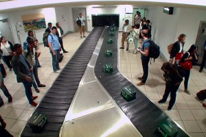 В аэропорту людям выдали пиво вместо багажа В аэропорту людям выдали пиво вместо багажа