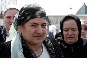 Мать Кадырова раздала квартиры нуждающимся Мать Кадырова раздала квартиры нуждающимся