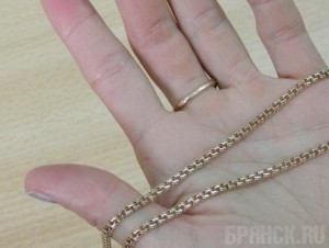 Женщина сорвала у прохожей золотую цепочку