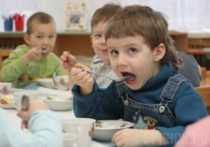 В детском саду Брянска малыши питались в… моечной