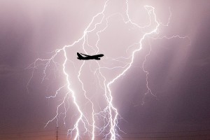 Airbus на пути в Москву пробила молния Airbus на пути в Москву пробила молния