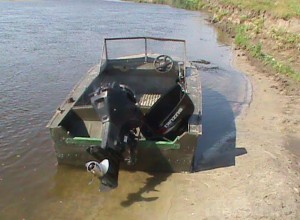 В лодке таможенники нашли 12 коробок с украинским салом