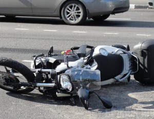 В Бежице таксист покалечил молодого байкера