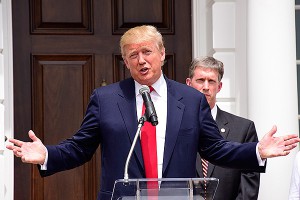 Трамп набросился на Обаму и Клинтон Трамп набросился на Обаму и Клинтон