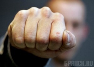 Уголовник сломал челюсть прохожему
