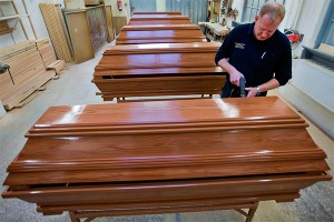 Гробовщики жалуются на толстых покойников Гробовщики жалуются на толстых покойников