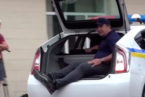 Саакашвили нашли в багажнике машины милиции Саакашвили нашли в багажнике машины милиции