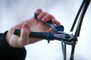 Трое мужчин украли из овощехранилища электрический кабель