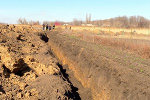 Украина отгородилась от России рвами Украина отгородилась от России рвами