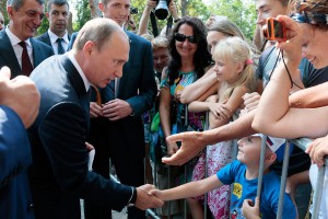 Путин осчастливил крымских детей Путин осчастливил крымских детей