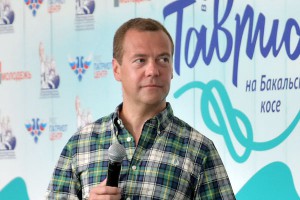 Медведев обязал министров летать в Крым Медведев обязал министров летать в Крым