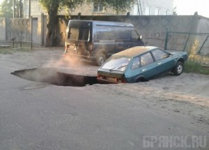 Автомобиль едва не ушел под землю в Брянске Фото: vk.com