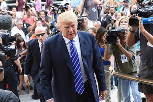 Трамп натравил охрану на неугодного журналиста Трамп натравил охрану на неугодного журналиста