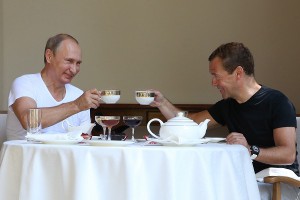 Путин и Медведев устроили барбекю Путин и Медведев устроили барбекю