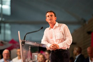 Голая девушка ворвалась к премьеру Франции Голая девушка ворвалась к премьеру Франции