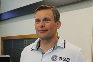 Астронавт побрил ногу ради науки Астронавт побрил ногу ради науки