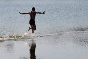 Монах пробежал по воде 125 метров Монах пробежал по воде 125 метров