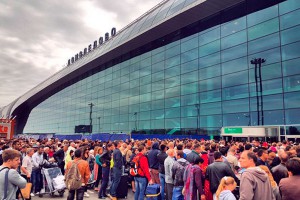 Пассажиры Домодедово спасаются как могут Пассажиры Домодедово спасаются как могут