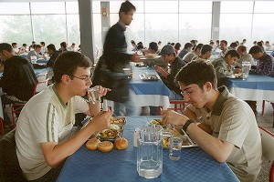 Студентам ограничат стоимость обеда Студентам ограничат стоимость обеда