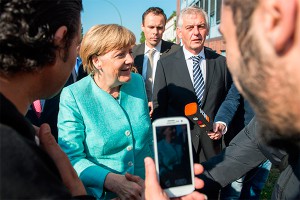 Меркель сделала селфи с беженцами Меркель сделала селфи с беженцами