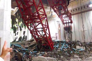 На паломников в Мекке упал кран (видео) На паломников в Мекке упал кран (видео)