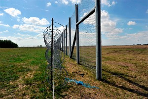 Забор на границе рассорил Венгрию и Румынию Забор на границе рассорил Венгрию и Румынию