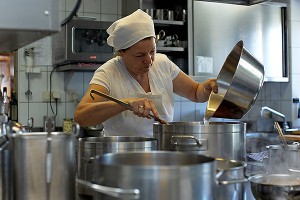 Ливийцы хотят изнасиловать повариху из России Ливийцы хотят изнасиловать повариху из России