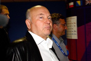 Лужков собирает в поле камни Лужков собирает в поле камни