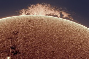 NASA показало жуткий протуберанец на Солнце NASA показало жуткий протуберанец на Солнце