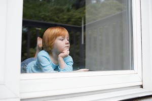 За лето тысяча детей выпали из окон За лето тысяча детей выпали из окон