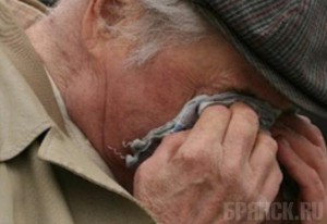 Два тунеядца напали на пенсионера в подъезде его дома