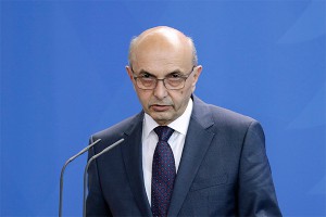 Оппозиция закидала яйцами премьера Косово Оппозиция закидала яйцами премьера Косово