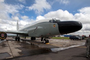 Разведчик США испугался истребителя из Китая Разведчик США испугался истребителя из Китая