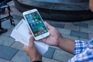 Россиянин неделю жил в очереди за iPhone 6s Россиянин неделю жил в очереди за iPhone 6s