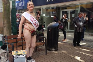 Пенсионерка приклеила ягодицы к витрине Пенсионерка приклеила ягодицы к витрине