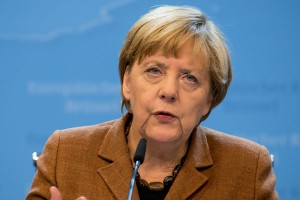 Беженцы тянут Ангелу Меркель на дно Беженцы тянут Ангелу Меркель на дно