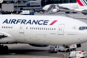 Профсоюзные деятели раздели босса Air France Профсоюзные деятели раздели босса Air France