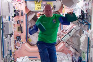 Российские космонавты устроили цирк на МКС Российские космонавты устроили цирк на МКС