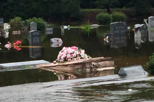 В США на затопленном кладбище всплыли гробы В США на затопленном кладбище всплыли гробы
