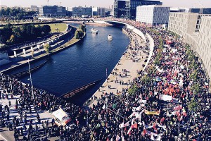 Немцы протестуют против гегемонии США Немцы протестуют против гегемонии США