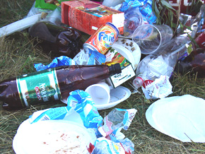 Свенская ярмарка оставила после себя груды мусора Свенская ярмарка оставила после себя груды мусора