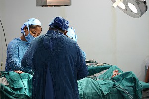 "Мертвый" индиец ожил за минуту до вскрытия "Мертвый" индиец ожил за минуту до вскрытия